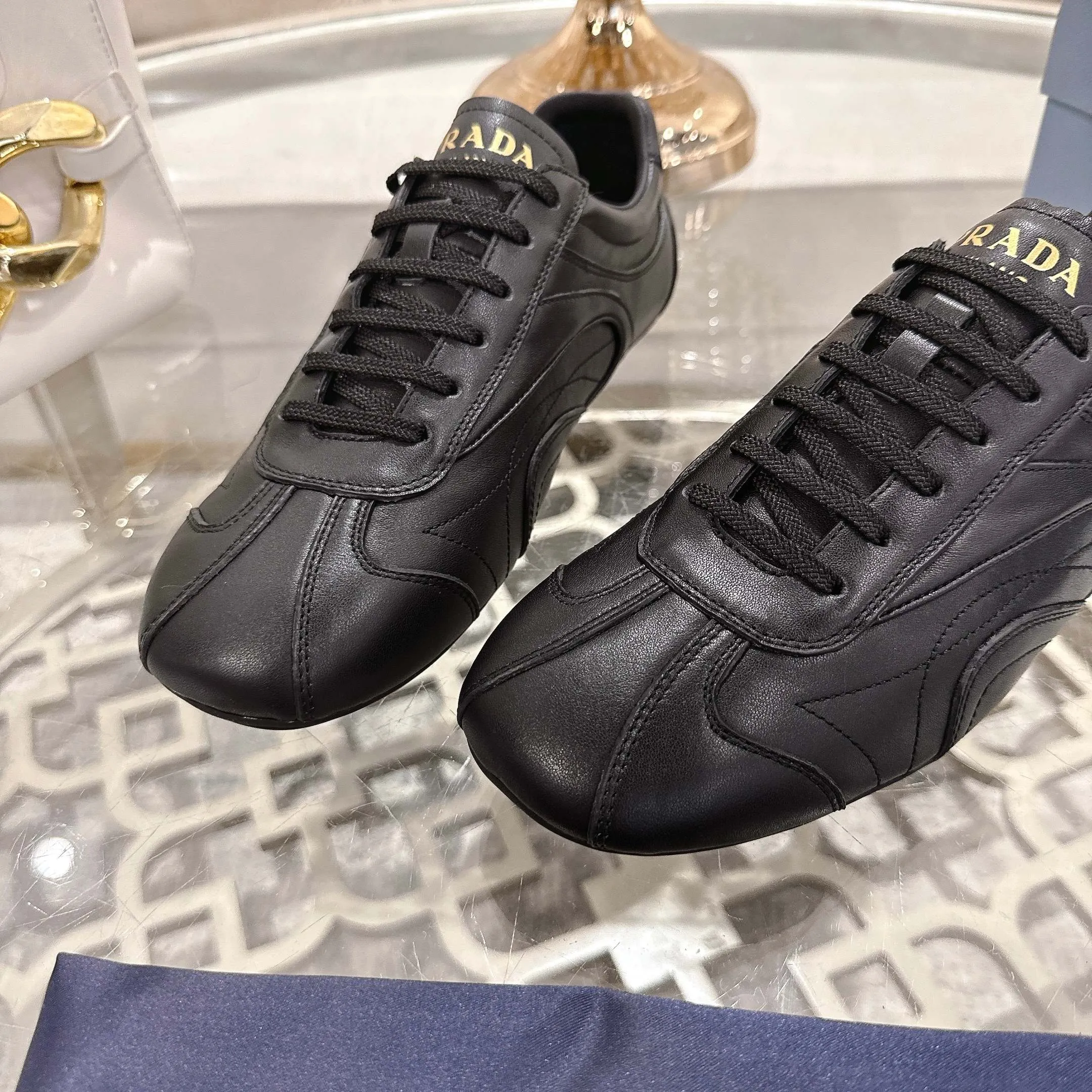 P600. PRADA for couples, casual shoes for couples, originally developed 1:1, made of imported cowhide, silk sheepskin lining, rubber outsole, comfortable and soft on the feet, size for women: 35 to 41. Male 38 to 45,